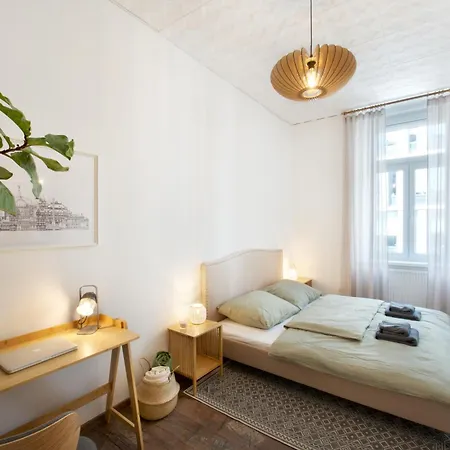 Symphony - Free Parking & Airport Taxi Apartament *