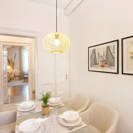 Symphony - Free Parking & Airport Taxi * 布达佩斯