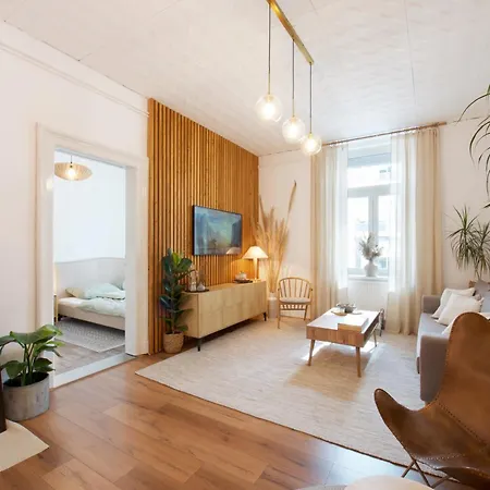 Symphony - Free Parking & Airport Taxi