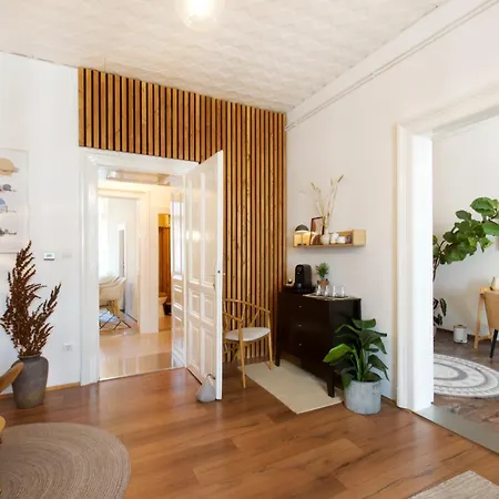 Symphony - Free Parking & Airport Taxi 公寓