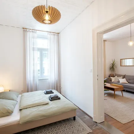 Symphony - Free Parking & Airport Taxi *