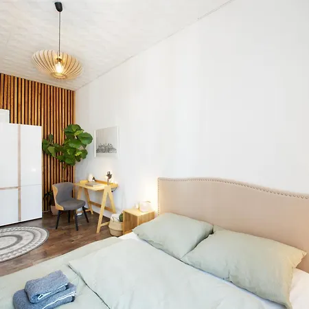 Symphony - Free Parking & Airport Taxi Apartament *